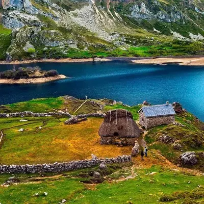 an island with a house and a body of water at zentralclub La Osera visionando la naturaleza in Santiago del Hermo