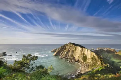 a view of the ocean and a rocky coastline at zentralclub La Osera visionando la naturaleza in Santiago del Hermo