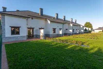 a house with a lawn in front of it at Hacienda El Esteiro - Villas vacacionales in Tapia de Casariego