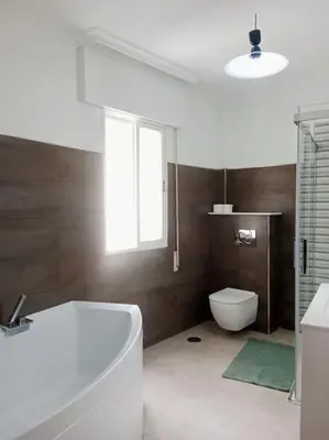 a bathroom with a bath tub and a toilet at Los Leones in Viveiro