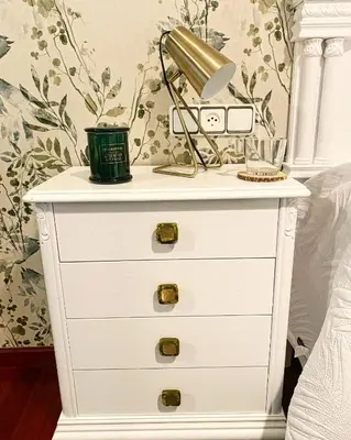 a white dresser with a lamp on top of it at Apartamento San Roque in Betanzos