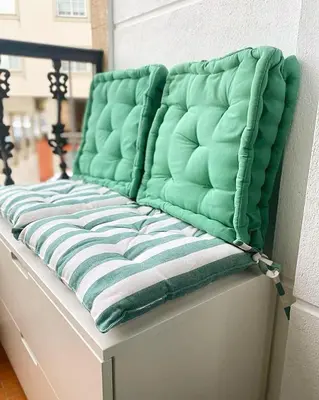a bench with a green headboard on top of it at Apartamento San Roque in Betanzos