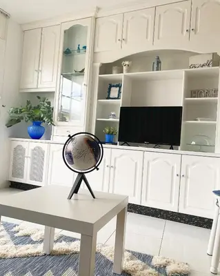 a room with a tv and a table with a fan at Apartamento San Roque in Betanzos