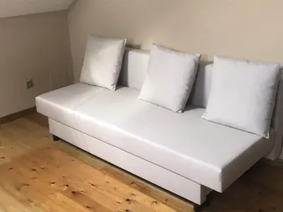 a white couch with two pillows on top of it at A Casa de Abaixo in Cuntis