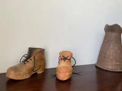 a pair of shoes and a vase on a table at Magnífica casa independiente by beBalmy in Santiago de Compostela