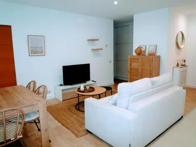 a living room with a white couch and a tv at Apartamento en Sada con Piscina in Sada