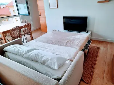 a living room with a couch and a flat screen tv at Apartamento en Sada con Piscina in Sada