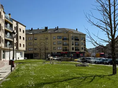a grassy area in a city with buildings and cars at Apartamento moderno en Valga ideal para peregrinos y familias, junto al Camino de Santiago in Pontevedra