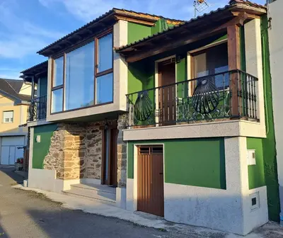 a green and white house with a balcony at CASA ARABIA in Monforte de Lemos