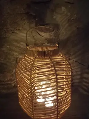 a wicker basket with lights on a table at Hotel Rural Virgen del Carmen in Molinaseca