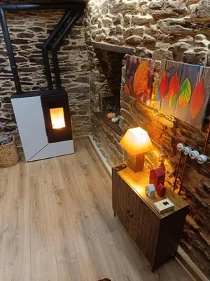 a room with a tv and a table with a lamp at El Rincón del Val in Priaranza del Bierzo