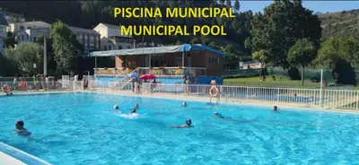 a group of people swimming in a swimming pool at El Cruce 1 y 2 in Villafranca del Bierzo
