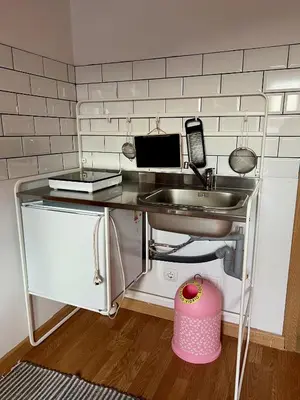 a kitchen with a sink and a pink pot at Ático Camino Santiago: El Comienzo Perfecto in Sarria