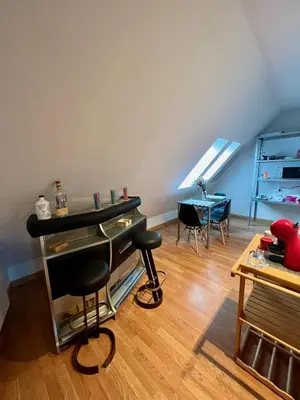 a living room with a piano and a table at Ático Camino Santiago: El Comienzo Perfecto in Sarria