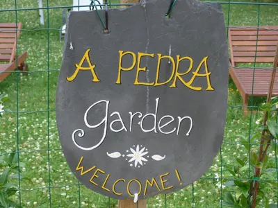 a sign that says a pea garden welcome at Pensión Albergue A Pedra in Sarria