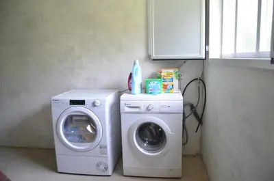 a washing machine and a washer in a room at Casa Matilde de Melide in Melide