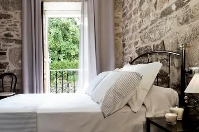 a bedroom with a white bed with a window at Sete Artes by Como en Casa in Santiago de Compostela