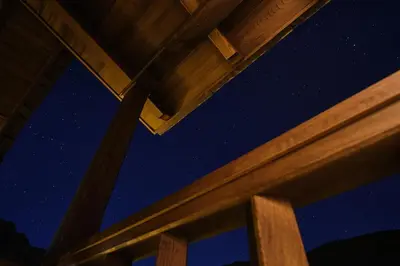 a wooden pergola under a starry sky at Lar da cima in Folgoso