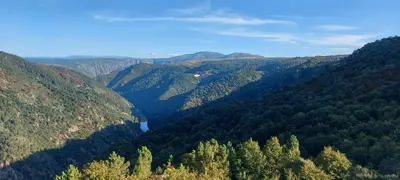 a mountain valley with a river in the middle at Ás Portas do Sil - En la Ribeira Sacra in Villar de Cerreda