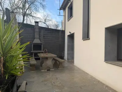 a courtyard with a picnic table and a brick wall at Villa de la paz Ribeira Sacra in Monforte de Lemos