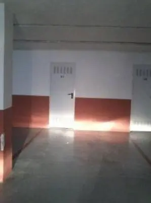 an empty room with red and white walls at Apartamento de vacaciones in Ribadeo