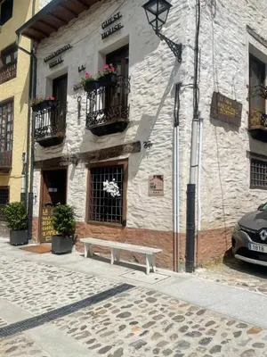 a sign on the side of a street at Casa El Colibrí in Villafranca del Bierzo