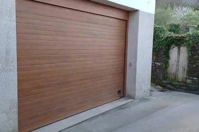 a wooden garage door on a house at Piso con preciosas vistas, patio privado y amplio garaje in Puentedeume