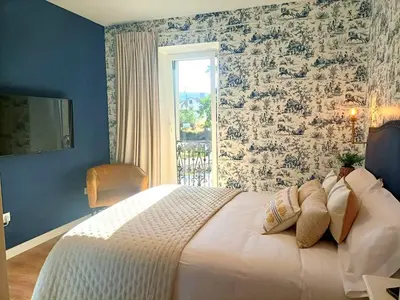 a bedroom with a large white bed with a window at Casa da Americana I in Boqueijón