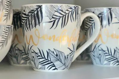 a blue and white coffee mug with leaves on it at Casa da Americana I in Boqueijón