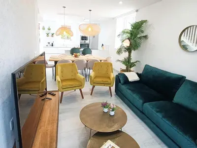 a living room with a green couch and a table at Casa da Americana II in Boqueijón