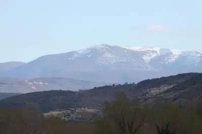 a mountain with snow capped mountains in the distance at Venecia Bed&Breakfast in Villafranca del Bierzo