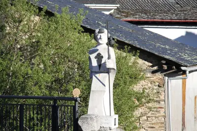 a statue of a woman standing in front of a building at Venecia Bed&Breakfast in Villafranca del Bierzo