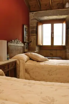 a bedroom with two beds and a window at A Casa da Tulla in Gomesende