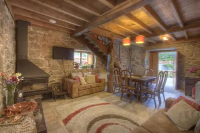 a living room with a couch and a dining room at A Casa da Tulla in Gomesende