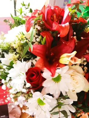 a bouquet of red and white flowers at Albergue San Lázaro in Sarria