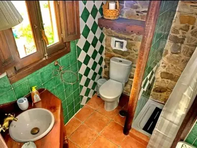 a small bathroom with a toilet and a sink at Casa do Duende in Tedejo
