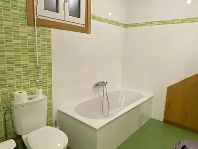 a bathroom with a toilet and a bath tub at Casa da Pinguela Camino Inglés in Ordes