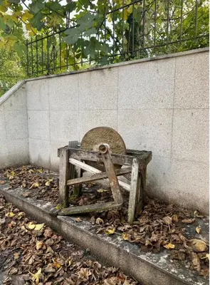 a wooden bench sitting next to a wall at Casa Outeiro in Betanzos