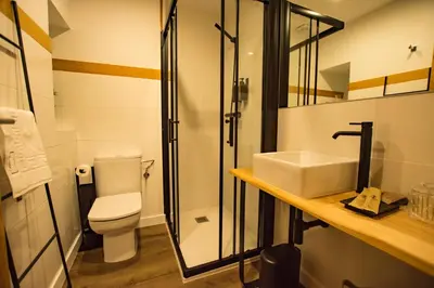 a bathroom with a toilet and a sink and a shower at hostal Nomade Santiago in Santiago de Compostela