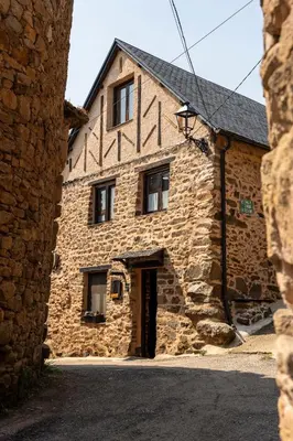 an old stone building with a door in front of it at Casa de turismo rural Sardom3 in Bembibre