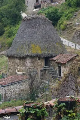an old stone building with a grass roof at Apartamentos Rurales Casa Marcelo in Veigas