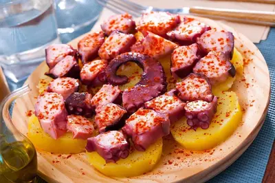 a plate of food on a table with peaches at Apartamento DENTRO DE MURALLA y PARKING GRATUITO en pleno centro in Lugo