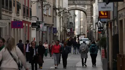 a group of people walking down a city street at Apartamento DENTRO DE MURALLA y PARKING GRATUITO en pleno centro in Lugo