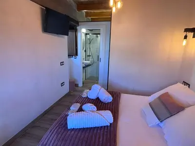 a room with two beds with towels and a bathroom at 27A01 Casa Uría Cam Santiago by R2R Consulting in Berducedo