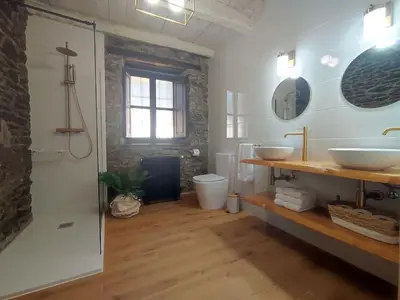 a large bathroom with two sinks and a shower at La Escondida VuT-LE-952 in Caboalles de Abajo