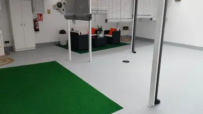 a living room with a green carpet in the middle at Army Deluxe in Astorga