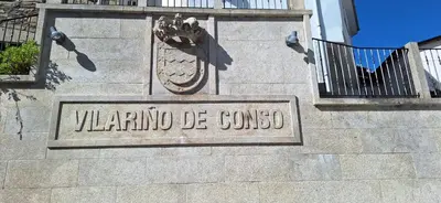 a sign on the side of a building at Pensión Río Cenza in Villarino de Conso