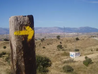 a pole with a yellow stripe on it in a field at Hostal Monteclaro in Ponferrada