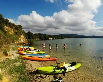 a group of kayaks on the shore of a lake at EnFOZ PLAYA PISCINA Y PARKING in Foz
