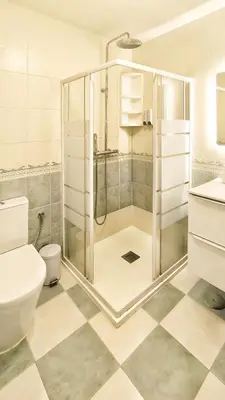 a bathroom with a shower and a toilet at Apartamento con wifi en casco histórico Betanzos in Betanzos